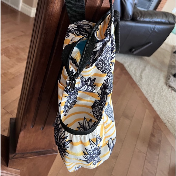 Water resistant beach bag/tote with Zipper. - Picture 11 of 12